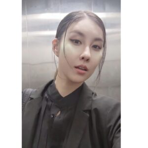 Stephanie Kim Instagram - 공연 끝나고 스탭 전용 엘베타고 내려가면 우리 서윗한 팬들이 기다리고있디. 뮤지컬 프리다 이제.. 마지막 주가 되었네.. 

이번주도 멕시코 코엑스에서 열심히 돌아보겠어🩷 Let's go amigos~~