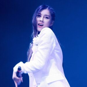 Stephanie Kim Instagram - 하양레플레하 
Refleja in white🤍

Ps. 예쁜 사진 찍어준 클래시 샤릉해