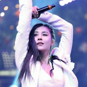 Stephanie Kim Instagram - 하양레플레하 
Refleja in white🤍

Ps. 예쁜 사진 찍어준 클래시 샤릉해