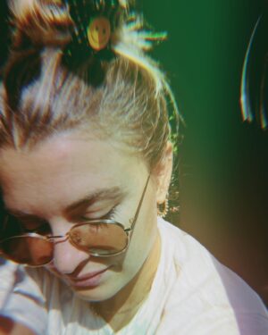 Stephanie Simbari Instagram - Finding my way with LA this time hasn’t been easy but with the help of good friends, a karaoke machine, a giant mama, hair dye, comedy shows, and some cosmic body art I’m feeling the winds of change and landing with myself in wild new ways… but damn this eclipse season is a real exercise in transformation and squeezing uncomfortably though the darkness ✨🫠