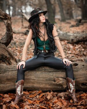 Stephanie Tripp Instagram - Autumnal country vibes🍂🍁
....
Accessories & styling: @verablack8 
Waistcoat: @psylofashion 
📷: @ralucads 
....
#countrystyle #cowgirl #cowboyboots #jewellery #jewellerydesign #jewellerydesigner #bespoke #bespokedesign #gypsy #customhat