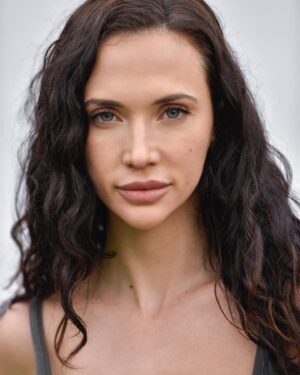 Stephanie Tripp Instagram - New actors headshot, bring on 2022. It’s going to be a good year, I can feel it 🌟
....
📷: @knewphotography, Thank u 🙏
....
#actor #headshot #actors #actorsheadshot #actorsheadshots #art #artist #fresh #portrait #portraitphotography