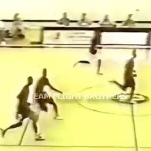 Stephen Jackson Instagram - Ronnie Fields is up there amongst the greatest high school dunkers of all-time. 🚀

Don’t miss our latest episode with @ronniefieldselite on the @allthesmoke.productions YouTube.

🎥: @tfbchucktheboss