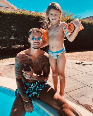 Steven Bachelard Instagram - ⭐️Vacances, Fetes, Bouffes et Love 🤍🖤
-
- #instagram #enjoy #summer #love #2k20 #Amour #bb #Vacaciones