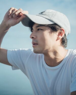 Steven Sun Instagram - 🏖️
難得一大早來到海邊
想著躲過夏天熱烈的太陽離開庸碌的城市換個心情
走到沙灘感受腳下許久沒有感受過柔軟的步伐
貌似不那麼踏實，卻又很是愉悅
一直以為這一大早的時間只有我一個人
抬頭一看卻看到一位穿著吊嘎短褲的年輕人
他在清理沙灘上的垃圾
我站在遠處觀望他，心裡有些複雜
我是來散心的，而他是來拯救世界的
這時的我感到有些渺小，發現自己對這個世界似乎有所保留
他做的未必會被世界注意到
但什麼都不做才是真正的消耗者
謝謝你，讓我知道我可以做得更多
但也要記得擦防曬，你有點曬得太黑了

@peter.design 感謝攝影