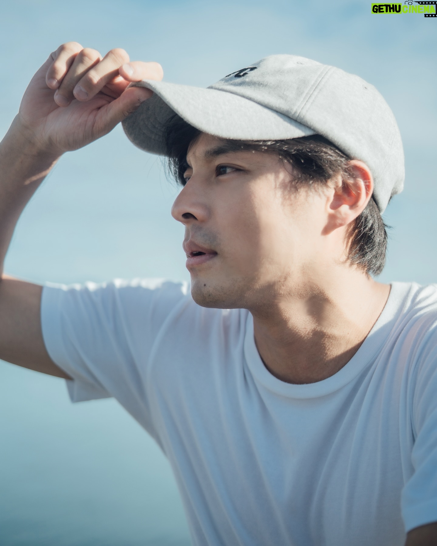 Steven Sun - 743 Likes - 🏖️
難得一大早來到海邊
想著躲過夏天熱烈的太陽離開庸碌的城市換個心情
走到沙灘感受腳下許久沒有感受過柔軟的步伐
貌似不那麼踏實,卻又很是愉悅
一直以為這一大早的時間只有我一個人
抬頭一看卻看到一位穿著吊嘎短褲的年輕人
他在清理沙灘上的垃圾
我站在遠處觀望他,心裡有些複雜
我是來散心的,而他是來拯救世界的
這時的我感到有些渺小,發現自己對這個世界似乎有所保留
他做的未必會被世界注意到
但什麼都不做才是真正的消耗者
謝謝你,讓我知道我可以做得更多
但也要記得擦防曬,你有點曬得太黑了
@peter.design 感謝攝影