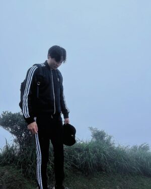 Steven Sun Instagram - ⛰️
說要看山頂的風景⋯
風景呢？風景呢？
雨濛濛沒有情深深啊⋯⋯
有帶肥皂就可以在山上洗澡了