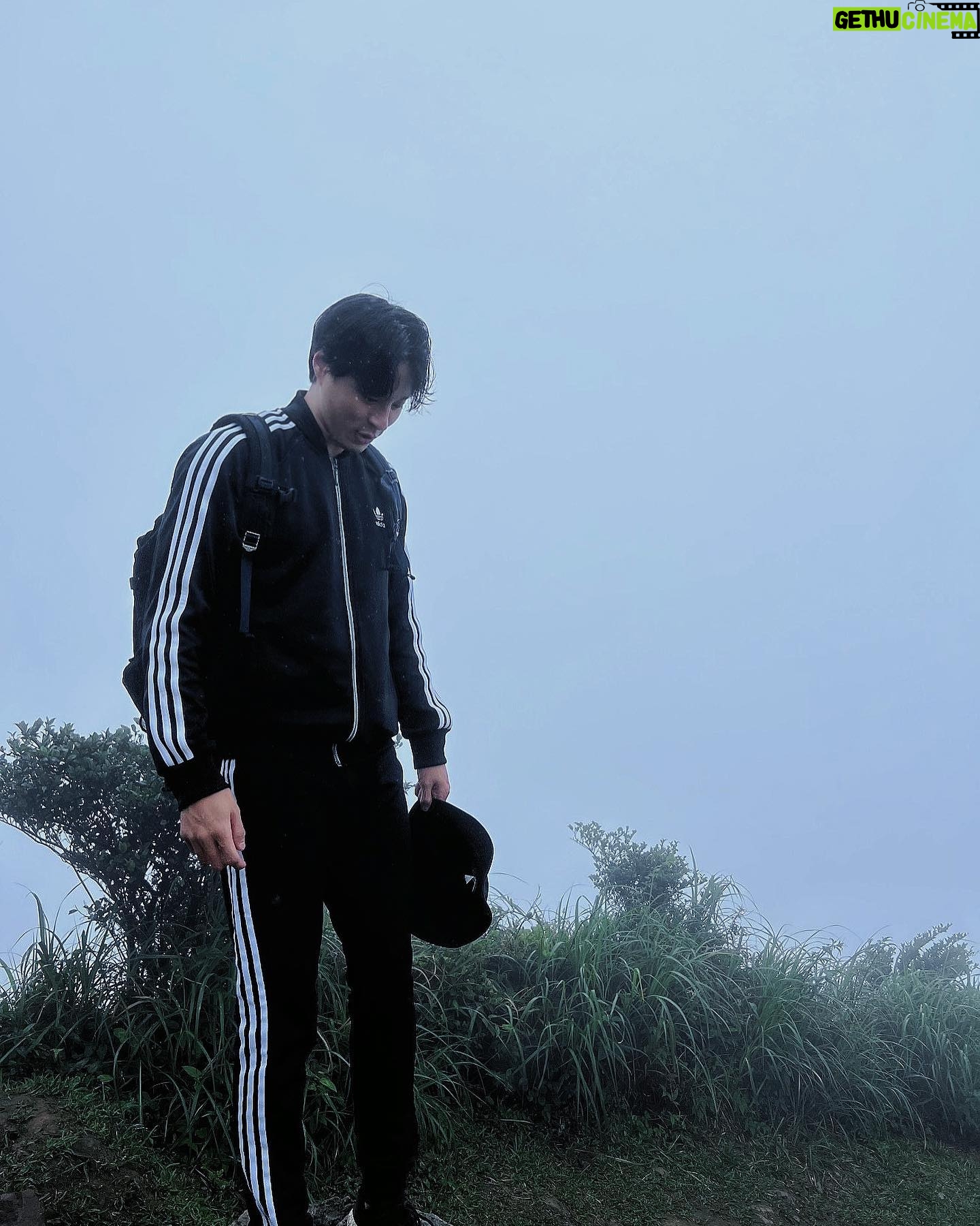 Steven Sun - 748 Likes - ⛰️
說要看山頂的風景⋯
風景呢?風景呢?
雨濛濛沒有情深深啊⋯⋯
有帶肥皂就可以在山上洗澡了