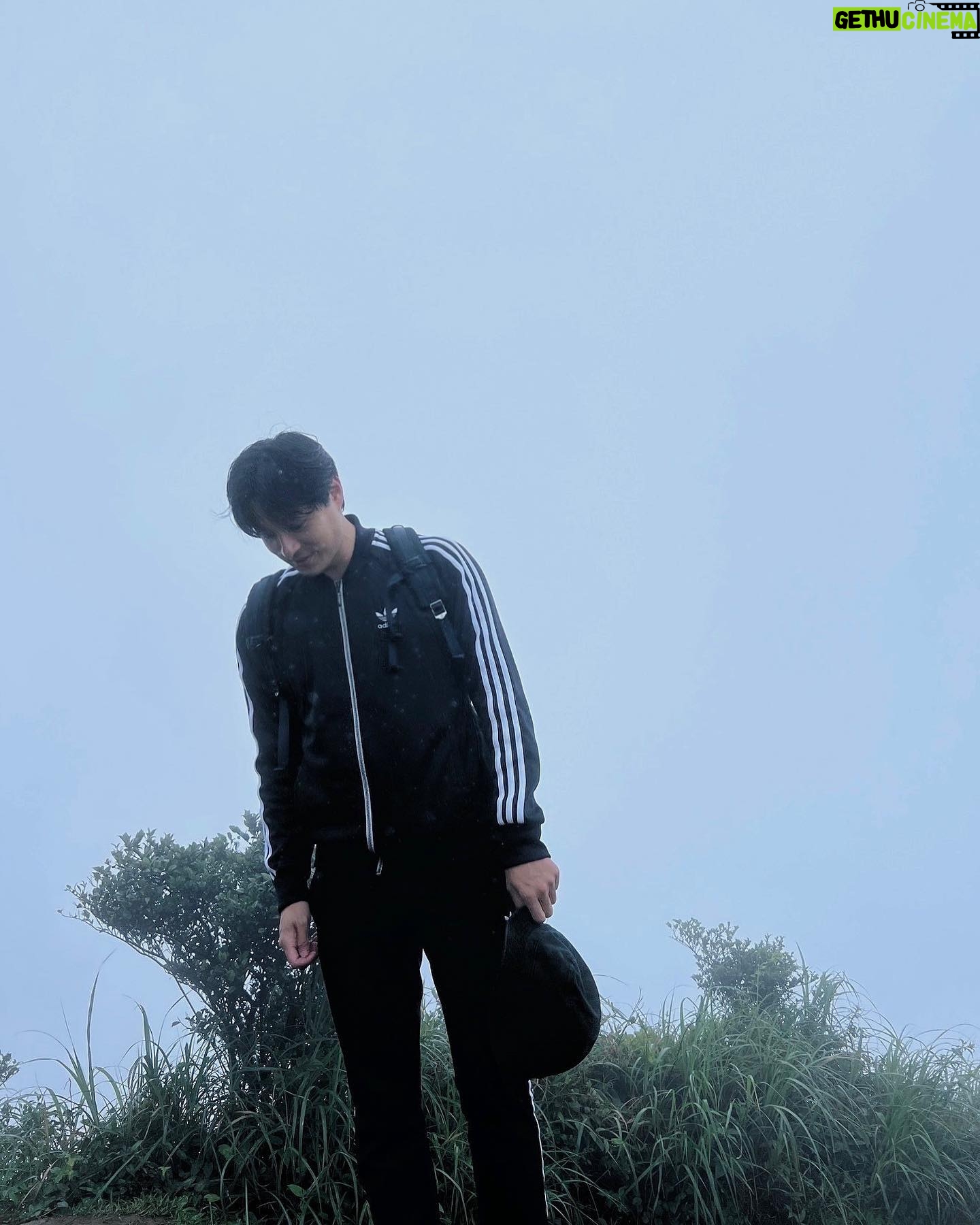 Steven Sun - 748 Likes - ⛰️
說要看山頂的風景⋯
風景呢?風景呢?
雨濛濛沒有情深深啊⋯⋯
有帶肥皂就可以在山上洗澡了