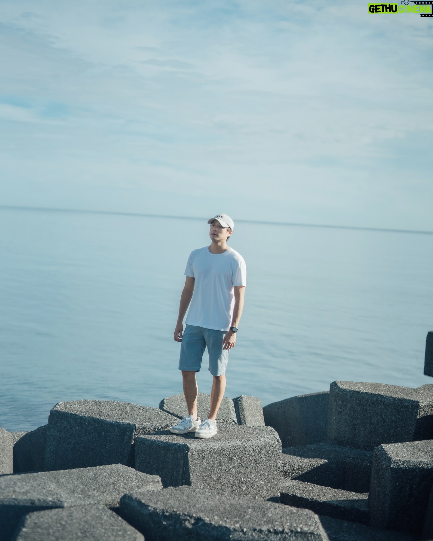 Steven Sun - 743 Likes - 🏖️
難得一大早來到海邊
想著躲過夏天熱烈的太陽離開庸碌的城市換個心情
走到沙灘感受腳下許久沒有感受過柔軟的步伐
貌似不那麼踏實,卻又很是愉悅
一直以為這一大早的時間只有我一個人
抬頭一看卻看到一位穿著吊嘎短褲的年輕人
他在清理沙灘上的垃圾
我站在遠處觀望他,心裡有些複雜
我是來散心的,而他是來拯救世界的
這時的我感到有些渺小,發現自己對這個世界似乎有所保留
他做的未必會被世界注意到
但什麼都不做才是真正的消耗者
謝謝你,讓我知道我可以做得更多
但也要記得擦防曬,你有點曬得太黑了
@peter.design 感謝攝影