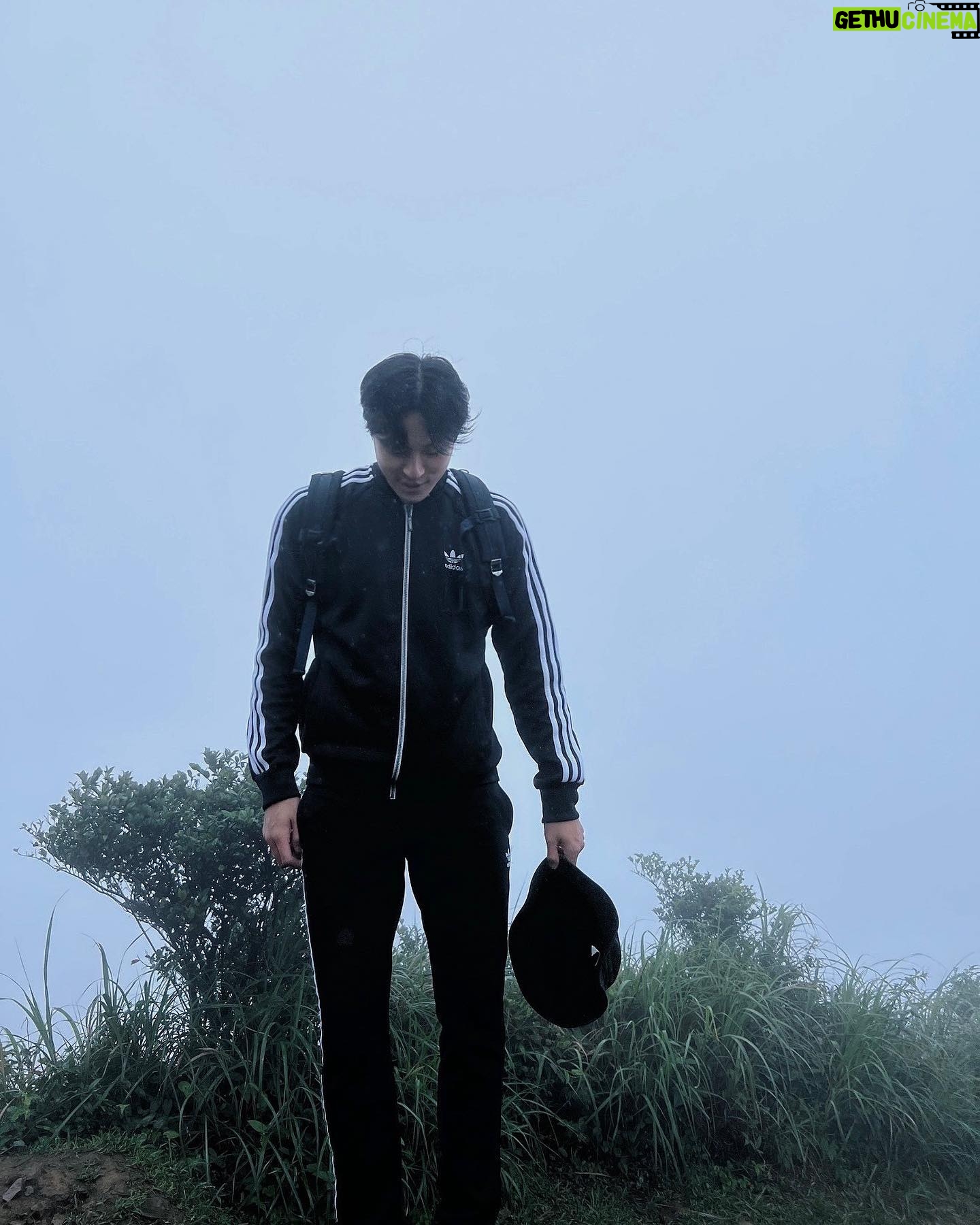 Steven Sun - 748 Likes - ⛰️
說要看山頂的風景⋯
風景呢?風景呢?
雨濛濛沒有情深深啊⋯⋯
有帶肥皂就可以在山上洗澡了