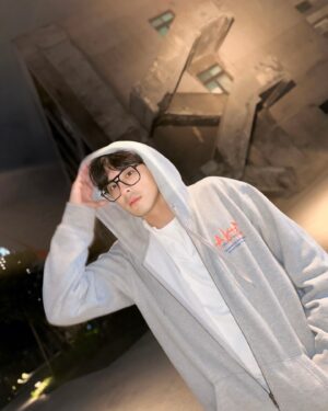 Steven Sun Instagram - 要吃什麼趕快講！ 
老闆忙到看都沒看我一眼，問道
雖然知道是路邊攤，但對於這樣的服務態度還是有些不悅，我耐心回覆他：一碗麻醬麵，一碗麻油豬肝湯。
講完我站在旁邊等待我的餐點，六月濕熱的天氣實在讓人難耐，站了5分鐘身上的衣服已經開始黏在皮膚上。
就在快要受不了想先走進對面的便利商店吹冷氣的時候，
老闆說話了：你的好了，趁熱吃，要不然麵會沱掉，剛剛態度不是很好 ，不好意思，今天跟家裡人吵架心情不太好。
這段話讓我有些措手不及，頓時為自己剛剛不悅的心情感到慚愧，有些時候不知不覺我們在人的身上貼了各種標籤，不管那標籤準不準確，我相信他背後都有一個故事。
我趕緊回答：沒關係，老闆你辛苦了，我會盡快吃的！
謝謝老闆，讓我學習反應頓一點，話說慢一點，不要被自己的情緒牽著鼻子走這才是待人之道。
人與人之間需要的就是彼此理解和包容
希望老闆和家人可以趕快和好，沒有什麼比和樂的家庭更幸福的了！