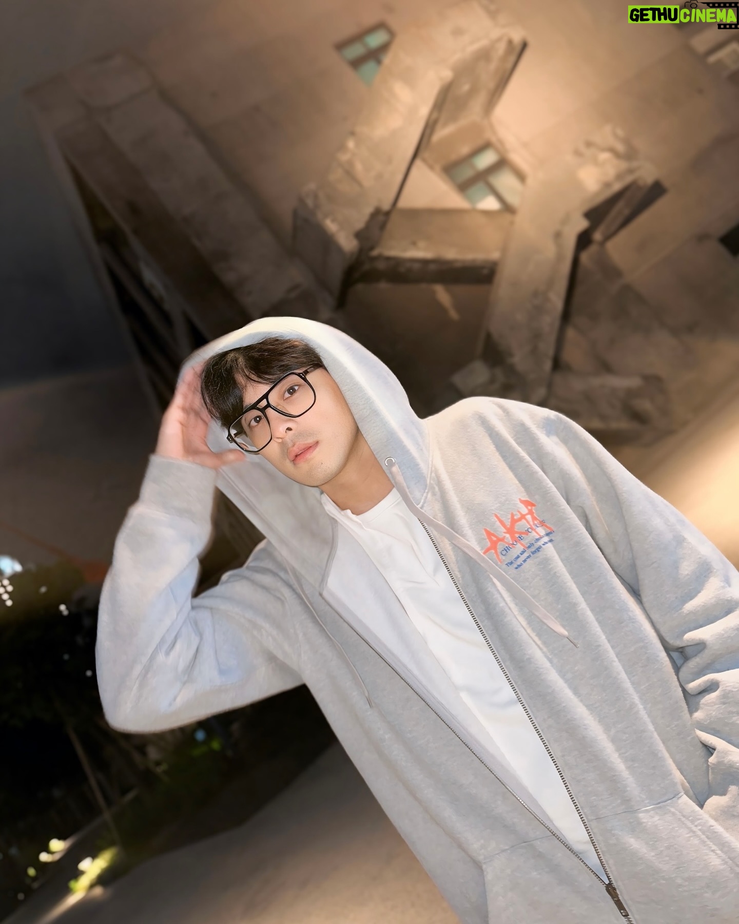 Steven Sun - 854 Likes - 要吃什麼趕快講!
老闆忙到看都沒看我一眼,問道
雖然知道是路邊攤,但對於這樣的服務態度還是有些不悅,我耐心回覆他:一碗麻醬麵,一碗麻油豬肝湯。
講完我站在旁邊等待我的餐點,六月濕熱的天氣實在讓人難耐,站了5分鐘身上的衣服已經開始黏在皮膚上。
就在快要受不了想先走進對面的便利商店吹冷氣的時候,
老闆說話了:你的好了,趁熱吃,要不然麵會沱掉,剛剛態度不是很好 ,不好意思,今天跟家裡人吵架心情不太好。
這段話讓我有些措手不及,頓時為自己剛剛不悅的心情感到慚愧,有些時候不知不覺我們在人的身上貼了各種標籤,不管那標籤準不準確,我相信他背後都有一個故事。
我趕緊回答:沒關係,老闆你辛苦了,我會盡快吃的!
謝謝老闆,讓我學習反應頓一點,話說慢一點,不要被自己的情緒牽著鼻子走這才是待人之道。
人與人之間需要的就是彼此理解和包容
希望老闆和家人可以趕快和好,沒有什麼比和樂的家庭更幸福的了!