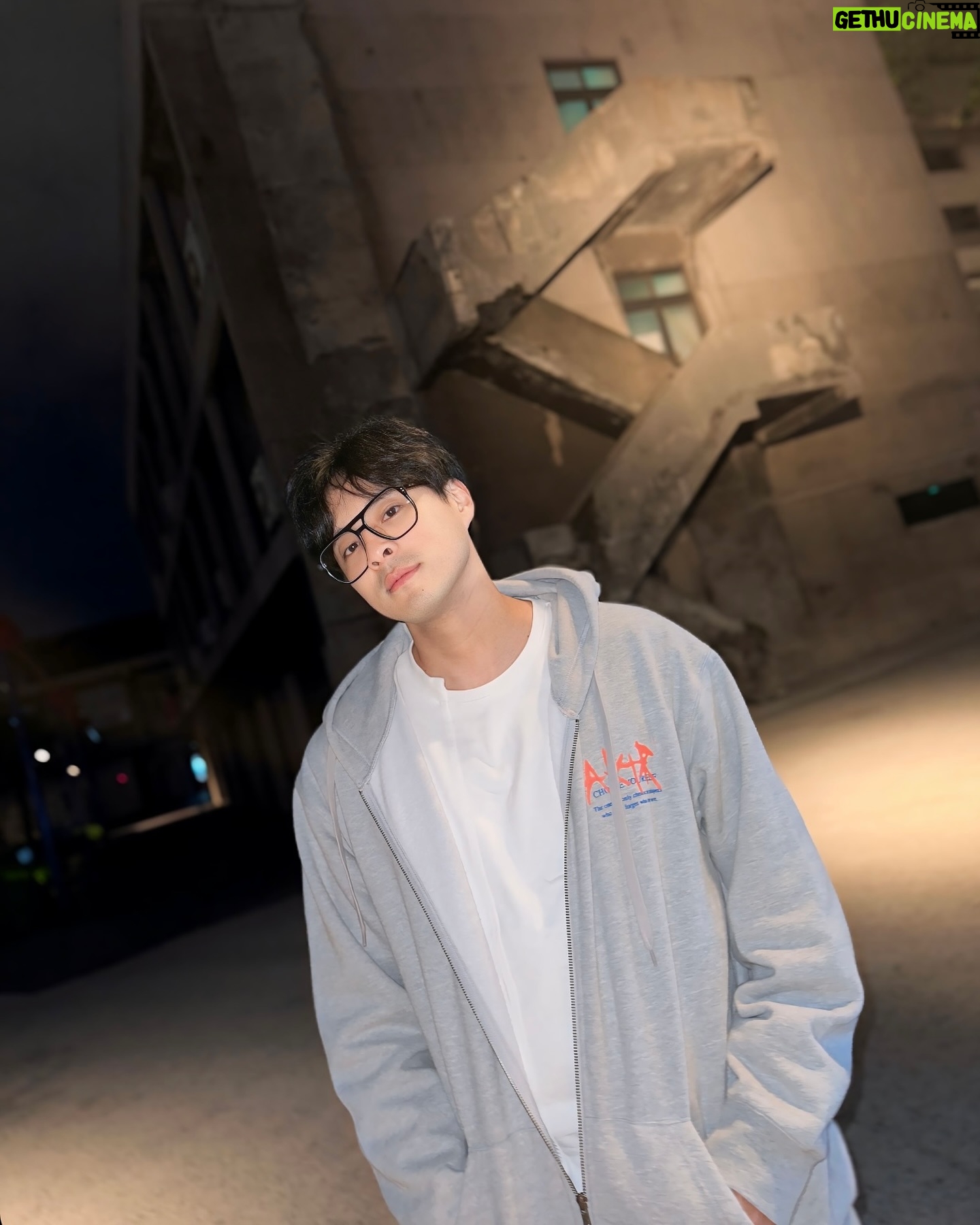 Steven Sun - 854 Likes - 要吃什麼趕快講!
老闆忙到看都沒看我一眼,問道
雖然知道是路邊攤,但對於這樣的服務態度還是有些不悅,我耐心回覆他:一碗麻醬麵,一碗麻油豬肝湯。
講完我站在旁邊等待我的餐點,六月濕熱的天氣實在讓人難耐,站了5分鐘身上的衣服已經開始黏在皮膚上。
就在快要受不了想先走進對面的便利商店吹冷氣的時候,
老闆說話了:你的好了,趁熱吃,要不然麵會沱掉,剛剛態度不是很好 ,不好意思,今天跟家裡人吵架心情不太好。
這段話讓我有些措手不及,頓時為自己剛剛不悅的心情感到慚愧,有些時候不知不覺我們在人的身上貼了各種標籤,不管那標籤準不準確,我相信他背後都有一個故事。
我趕緊回答:沒關係,老闆你辛苦了,我會盡快吃的!
謝謝老闆,讓我學習反應頓一點,話說慢一點,不要被自己的情緒牽著鼻子走這才是待人之道。
人與人之間需要的就是彼此理解和包容
希望老闆和家人可以趕快和好,沒有什麼比和樂的家庭更幸福的了!