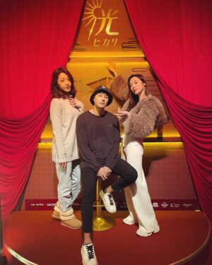 Steven Sun Instagram - 第一次的沈浸式舞台劇，看得我眼花撩亂，彷彿跟演員們一起經歷他們的愛情故事，喜歡進入一個不可以擁有任何科技手機的空間，讓自己專心在故事的世界裡，所有的場地道具也都很用心精緻，今晚是個充實的夜晚！

@inception_co
#INCEPTION啟藝
#華燈初上沉浸式劇場