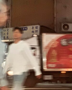 Steven Sun Instagram - 要吃什麼趕快講！ 
老闆忙到看都沒看我一眼，問道
雖然知道是路邊攤，但對於這樣的服務態度還是有些不悅，我耐心回覆他：一碗麻醬麵，一碗麻油豬肝湯。
講完我站在旁邊等待我的餐點，六月濕熱的天氣實在讓人難耐，站了5分鐘身上的衣服已經開始黏在皮膚上。
就在快要受不了想先走進對面的便利商店吹冷氣的時候，
老闆說話了：你的好了，趁熱吃，要不然麵會沱掉，剛剛態度不是很好 ，不好意思，今天跟家裡人吵架心情不太好。
這段話讓我有些措手不及，頓時為自己剛剛不悅的心情感到慚愧，有些時候不知不覺我們在人的身上貼了各種標籤，不管那標籤準不準確，我相信他背後都有一個故事。
我趕緊回答：沒關係，老闆你辛苦了，我會盡快吃的！
謝謝老闆，讓我學習反應頓一點，話說慢一點，不要被自己的情緒牽著鼻子走這才是待人之道。
人與人之間需要的就是彼此理解和包容
希望老闆和家人可以趕快和好，沒有什麼比和樂的家庭更幸福的了！