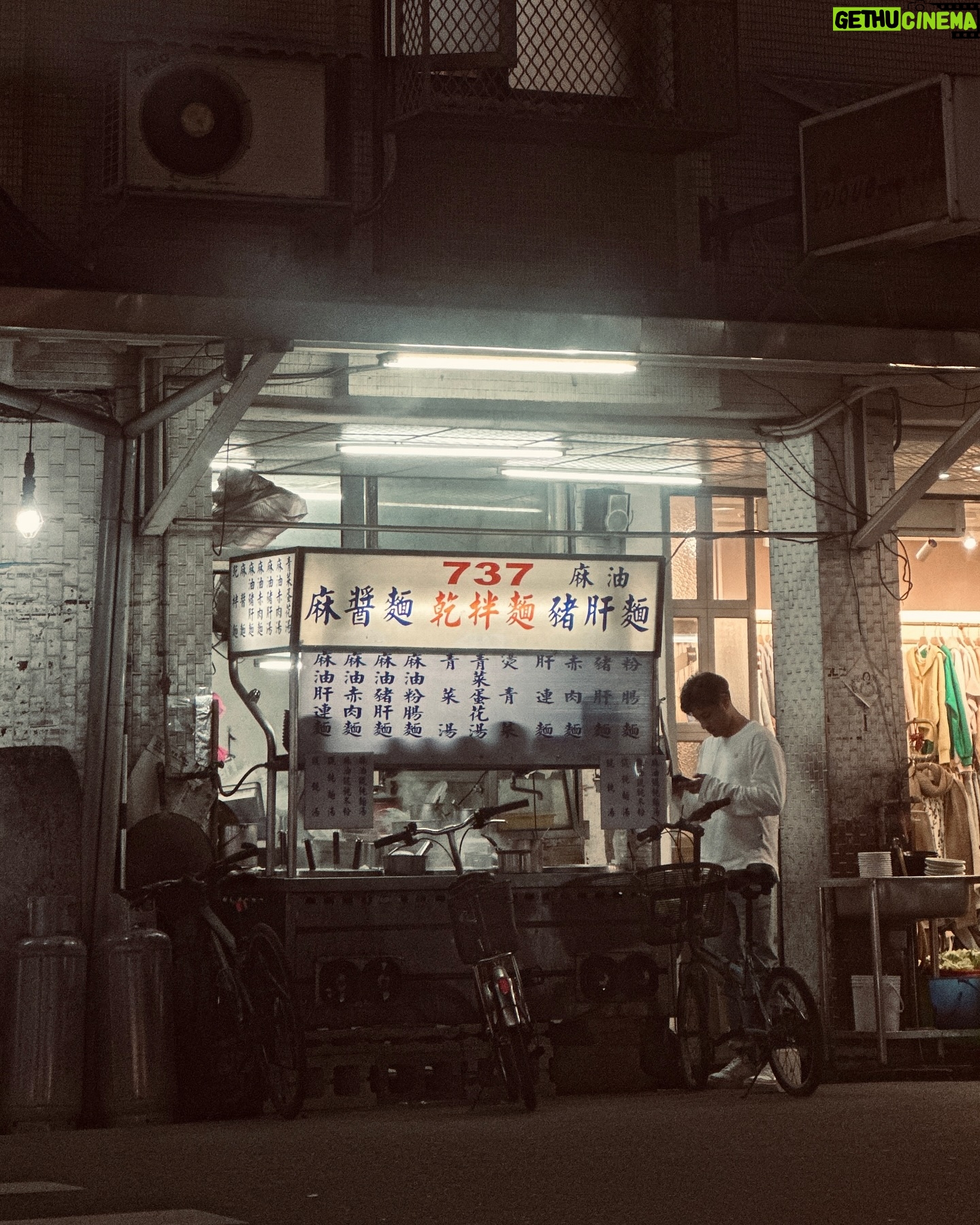 Steven Sun - 854 Likes - 要吃什麼趕快講!
老闆忙到看都沒看我一眼,問道
雖然知道是路邊攤,但對於這樣的服務態度還是有些不悅,我耐心回覆他:一碗麻醬麵,一碗麻油豬肝湯。
講完我站在旁邊等待我的餐點,六月濕熱的天氣實在讓人難耐,站了5分鐘身上的衣服已經開始黏在皮膚上。
就在快要受不了想先走進對面的便利商店吹冷氣的時候,
老闆說話了:你的好了,趁熱吃,要不然麵會沱掉,剛剛態度不是很好 ,不好意思,今天跟家裡人吵架心情不太好。
這段話讓我有些措手不及,頓時為自己剛剛不悅的心情感到慚愧,有些時候不知不覺我們在人的身上貼了各種標籤,不管那標籤準不準確,我相信他背後都有一個故事。
我趕緊回答:沒關係,老闆你辛苦了,我會盡快吃的!
謝謝老闆,讓我學習反應頓一點,話說慢一點,不要被自己的情緒牽著鼻子走這才是待人之道。
人與人之間需要的就是彼此理解和包容
希望老闆和家人可以趕快和好,沒有什麼比和樂的家庭更幸福的了!