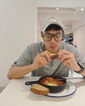 Steven Sun Instagram - 🥘 
這麼晚發照片會有人看嗎？
沒有的話沒關係
我等等再問一次

Btw 北非燉蛋很好吃
