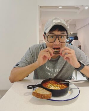 Steven Sun Instagram - 🥘 
這麼晚發照片會有人看嗎？
沒有的話沒關係
我等等再問一次

Btw 北非燉蛋很好吃