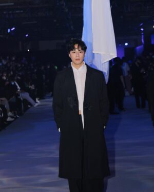 Steven Sun Instagram - 最近在一次跟朋友的談話中發現，我們無法不透過別人來認識自己，靠自己最多能夠做到的就是看看鏡中的人來認識自己的外表，那內在呢？我們必須從別人的回饋裡看見自己內心的模樣，那麽，問題就來了。

我應該完成別人眼裡的期待？還是當一個叛逆者忽略別人的看法？或是隨波逐流成為一個隱身者？到底什麼是做自己？

我最後得到的結論是，你在生活中，要找到那些你最在乎的人，透過這些人的視角去看見自己的樣子，因為這群人才會真正的愛你，會要求你，會提醒你，你的好他們會幫你留住，你的不好他們會想盡辦法幫你改變。做自己，不是為所欲為，而是不斷的自省和尋找，最好的版本的自己在哪裏。

2023過了1/4，希望你我都可以在自己所在乎的人眼裡看見自己的價值。