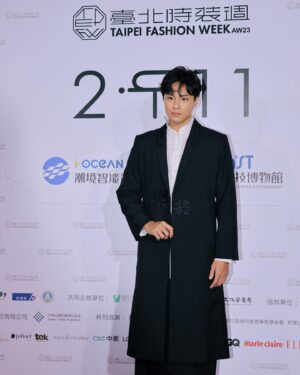 Steven Sun Instagram - 很開心這次 INF 23AW 《AMA》的邀請，能夠來參加台北時裝週。
這次看到了設計師的用心和細節，以台灣自有獨特的文化，「海女」為主題，在服裝上面的波浪與線條都可以看到海浪的波動和氣息，同時還保有近幾年強烈提倡的環保意識，布料選用的還是由寶特瓶回收再製的織線。
展場也很用心讓觀者們像是坐於身歷其境在巨大的海底世界，看著模特兒像深海魚一樣穿梭在海草之間！帶來了很不一樣的體驗。

@tpe.fashionweek 
@infdark 
Photo by: @frankucc 
#永續時尚 
#台北時裝週
#inf
