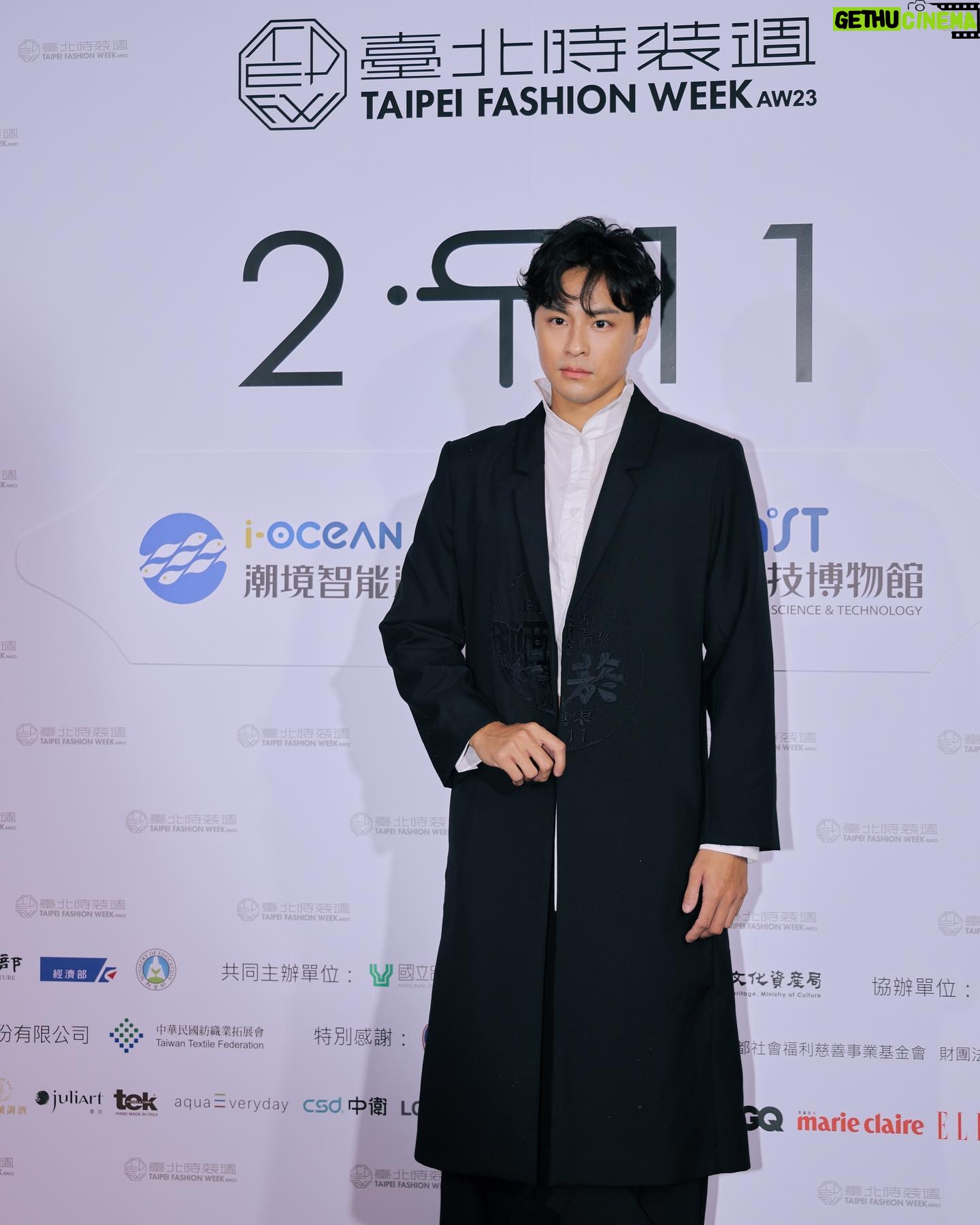 Steven Sun - 0.9K Likes - 很開心這次 INF 23AW 《AMA》的邀請,能夠來參加台北時裝週。
這次看到了設計師的用心和細節,以台灣自有獨特的文化,「海女」為主題,在服裝上面的波浪與線條都可以看到海浪的波動和氣息,同時還保有近幾年強烈提倡的環保意識,布料選用的還是由寶特瓶回收再製的織線。
展場也很用心讓觀者們像是坐於身歷其境在巨大的海底世界,看著模特兒像深海魚一樣穿梭在海草之間!帶來了很不一樣的體驗。
@tpe.fashionweek
@infdark
Photo by: @frankucc
#永續時尚
#台北時裝週
#inf