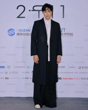 Steven Sun Instagram - 很開心這次 INF 23AW 《AMA》的邀請，能夠來參加台北時裝週。
這次看到了設計師的用心和細節，以台灣自有獨特的文化，「海女」為主題，在服裝上面的波浪與線條都可以看到海浪的波動和氣息，同時還保有近幾年強烈提倡的環保意識，布料選用的還是由寶特瓶回收再製的織線。
展場也很用心讓觀者們像是坐於身歷其境在巨大的海底世界，看著模特兒像深海魚一樣穿梭在海草之間！帶來了很不一樣的體驗。

@tpe.fashionweek 
@infdark 
Photo by: @frankucc 
#永續時尚 
#台北時裝週
#inf