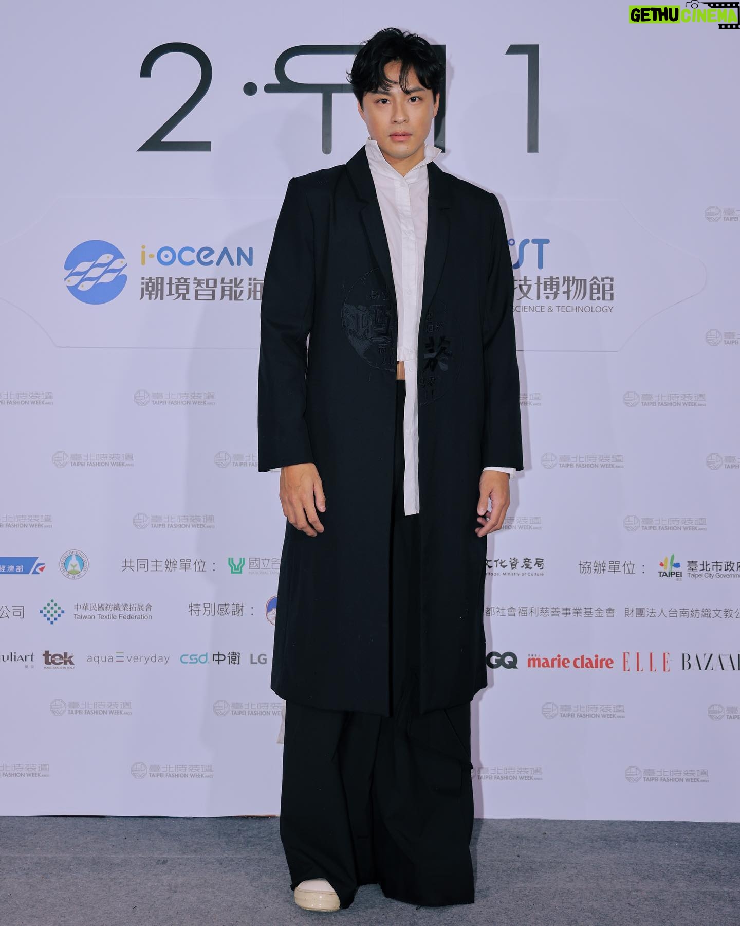 Steven Sun - 0.9K Likes - 很開心這次 INF 23AW 《AMA》的邀請,能夠來參加台北時裝週。
這次看到了設計師的用心和細節,以台灣自有獨特的文化,「海女」為主題,在服裝上面的波浪與線條都可以看到海浪的波動和氣息,同時還保有近幾年強烈提倡的環保意識,布料選用的還是由寶特瓶回收再製的織線。
展場也很用心讓觀者們像是坐於身歷其境在巨大的海底世界,看著模特兒像深海魚一樣穿梭在海草之間!帶來了很不一樣的體驗。
@tpe.fashionweek
@infdark
Photo by: @frankucc
#永續時尚
#台北時裝週
#inf