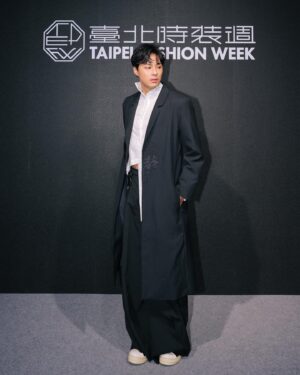 Steven Sun Instagram - 很開心這次 INF 23AW 《AMA》的邀請，能夠來參加台北時裝週。
這次看到了設計師的用心和細節，以台灣自有獨特的文化，「海女」為主題，在服裝上面的波浪與線條都可以看到海浪的波動和氣息，同時還保有近幾年強烈提倡的環保意識，布料選用的還是由寶特瓶回收再製的織線。
展場也很用心讓觀者們像是坐於身歷其境在巨大的海底世界，看著模特兒像深海魚一樣穿梭在海草之間！帶來了很不一樣的體驗。

@tpe.fashionweek 
@infdark 
Photo by: @frankucc 
#永續時尚 
#台北時裝週
#inf