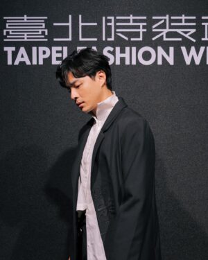Steven Sun Instagram - 很開心這次 INF 23AW 《AMA》的邀請，能夠來參加台北時裝週。
這次看到了設計師的用心和細節，以台灣自有獨特的文化，「海女」為主題，在服裝上面的波浪與線條都可以看到海浪的波動和氣息，同時還保有近幾年強烈提倡的環保意識，布料選用的還是由寶特瓶回收再製的織線。
展場也很用心讓觀者們像是坐於身歷其境在巨大的海底世界，看著模特兒像深海魚一樣穿梭在海草之間！帶來了很不一樣的體驗。

@tpe.fashionweek 
@infdark 
Photo by: @frankucc 
#永續時尚 
#台北時裝週
#inf