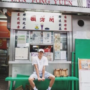 Steven Sun Instagram - ✈️
看了看舊護照
上一次去到香港已經是10年前的事
在我眼裡
這個城市好像變了很多又好像沒變
五花八門的美食
形形色色的人們
蜿蜒曲折的道路
擦身而過可能這輩子就見一次的陌生人
每一次旅行，都要好好謝謝存放我腳印的城市
因為這是新的養分，新的視野
我不怕重遊舊地，只怕自己的心思意念沒有更新
告訴我，除了家以外，你最留戀的陌生城市在哪裡？