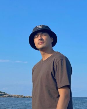 Steven Sun Instagram - 這溫度，講一個熱的故事。

8月7號的下午，天氣晴。
台北的體感溫度已經飆到快50度就連討厭下雨的人都在期待可以來個午後雷陣雨。

雖然是個受不了的大熱天，但她期待已久的約會行程早已想好，換上了最喜歡的洋裝，化了淡淡的眼妝和腮紅，綁了一個乾淨俐落的馬尾，期待著等等約會碰面能夠得到他的稱讚。

而他，一起床看到這天氣心裡知道今天要出門約會其實充斥著不願意，不是不想約會也不是不想見面，而是一起在家吹冷氣追個劇多好，現在吃的也可以叫外送多方便，出門走不到兩步就會想回家洗澡溫度實在不適合出門。雖然是這樣想，但他還是起身換衣服準備出門。

約會的時間到了，他比她早到了兩分鐘，那120秒的等待他已經覺得熱到不行，一眼望去可以看到從水泥地上浮出的熱輻射曲線，手臂上的毛孔不斷逼出散熱的汗水，現在的他只想衝進冷氣房待著！

但這強勁的念頭，在他看到她出現的那瞬間就分心了。

不是不熱，而是他看到了她的開心，她的笑容。

他知道今天的約會對她來說是重要的，他看到了她可愛的洋裝，看到了她特別早起化的眼妝，還有因為天氣很熱所以綁起了平常批在肩上的長髮。重點是，他看到了她看到他的反應，那是最純粹的幸福感。

她的笑容堪比天上的太陽同等燦爛，甚至略勝一籌，說道：天氣好熱喔，我們找個餐廳吃個飯就去你家吹冷氣好不好？

她看著他胸口已經濕透的衣服，感受著他承受著夏天的氣息還是站在她的面前，她決定放棄早在手機記事本裡計畫好的約會內容，對她來說，約會就是和他一起做任何事。

他頓時僵住了，他以為她想去很多地方，他以為約會就是要看美景陪吃下午茶到處散步，雖然沒有很想，但因為是她所以他願意。

一段關係，講的是互相講的是體諒，講的是懂得互換立場。

抱歉，這是有史以來最圖文不符的一則po文，但今天太熱了。