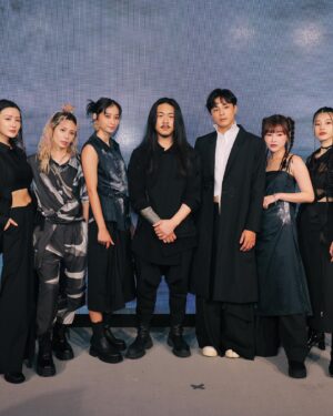 Steven Sun Instagram - 很開心這次 INF 23AW 《AMA》的邀請，能夠來參加台北時裝週。
這次看到了設計師的用心和細節，以台灣自有獨特的文化，「海女」為主題，在服裝上面的波浪與線條都可以看到海浪的波動和氣息，同時還保有近幾年強烈提倡的環保意識，布料選用的還是由寶特瓶回收再製的織線。
展場也很用心讓觀者們像是坐於身歷其境在巨大的海底世界，看著模特兒像深海魚一樣穿梭在海草之間！帶來了很不一樣的體驗。

@tpe.fashionweek 
@infdark 
Photo by: @frankucc 
#永續時尚 
#台北時裝週
#inf