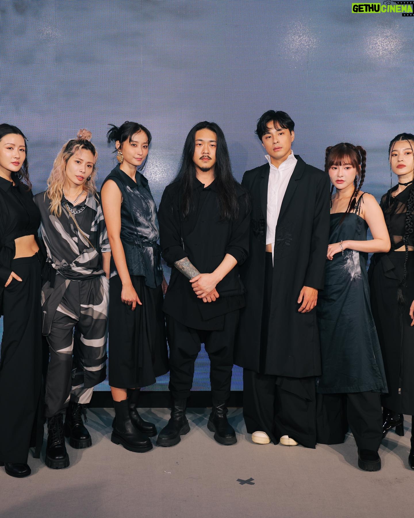 Steven Sun - 0.9K Likes - 很開心這次 INF 23AW 《AMA》的邀請,能夠來參加台北時裝週。
這次看到了設計師的用心和細節,以台灣自有獨特的文化,「海女」為主題,在服裝上面的波浪與線條都可以看到海浪的波動和氣息,同時還保有近幾年強烈提倡的環保意識,布料選用的還是由寶特瓶回收再製的織線。
展場也很用心讓觀者們像是坐於身歷其境在巨大的海底世界,看著模特兒像深海魚一樣穿梭在海草之間!帶來了很不一樣的體驗。
@tpe.fashionweek
@infdark
Photo by: @frankucc
#永續時尚
#台北時裝週
#inf