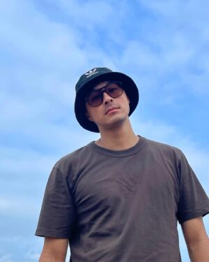 Steven Sun Instagram - 這溫度，講一個熱的故事。

8月7號的下午，天氣晴。
台北的體感溫度已經飆到快50度就連討厭下雨的人都在期待可以來個午後雷陣雨。

雖然是個受不了的大熱天，但她期待已久的約會行程早已想好，換上了最喜歡的洋裝，化了淡淡的眼妝和腮紅，綁了一個乾淨俐落的馬尾，期待著等等約會碰面能夠得到他的稱讚。

而他，一起床看到這天氣心裡知道今天要出門約會其實充斥著不願意，不是不想約會也不是不想見面，而是一起在家吹冷氣追個劇多好，現在吃的也可以叫外送多方便，出門走不到兩步就會想回家洗澡溫度實在不適合出門。雖然是這樣想，但他還是起身換衣服準備出門。

約會的時間到了，他比她早到了兩分鐘，那120秒的等待他已經覺得熱到不行，一眼望去可以看到從水泥地上浮出的熱輻射曲線，手臂上的毛孔不斷逼出散熱的汗水，現在的他只想衝進冷氣房待著！

但這強勁的念頭，在他看到她出現的那瞬間就分心了。

不是不熱，而是他看到了她的開心，她的笑容。

他知道今天的約會對她來說是重要的，他看到了她可愛的洋裝，看到了她特別早起化的眼妝，還有因為天氣很熱所以綁起了平常批在肩上的長髮。重點是，他看到了她看到他的反應，那是最純粹的幸福感。

她的笑容堪比天上的太陽同等燦爛，甚至略勝一籌，說道：天氣好熱喔，我們找個餐廳吃個飯就去你家吹冷氣好不好？

她看著他胸口已經濕透的衣服，感受著他承受著夏天的氣息還是站在她的面前，她決定放棄早在手機記事本裡計畫好的約會內容，對她來說，約會就是和他一起做任何事。

他頓時僵住了，他以為她想去很多地方，他以為約會就是要看美景陪吃下午茶到處散步，雖然沒有很想，但因為是她所以他願意。

一段關係，講的是互相講的是體諒，講的是懂得互換立場。

抱歉，這是有史以來最圖文不符的一則po文，但今天太熱了。