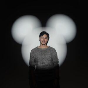 Steven Sun Instagram - 很難想像一個卡通人物能夠擁有這樣龐大的影響力和知名度，米奇的寶箱裡，裝載著多少人的童年，甚至長大成人了我們都還會期待著去他的樂園和複習他的卡通，跟朋友的談話裡偶爾也會出現有關的話題，例如為什麽同樣是狗高飛有穿衣服布魯托卻不會？😂

而且你知道嗎？
1. Mickey 一開始的配音員就是華特迪士尼本人。
2. Mickey 其實比聖誕老人更廣為人知。
3. Mickey 是第一位說話的卡通人物，而他說出的第一句話是「hot dog」
4. 在現實中，Mickey 跟 Minnie 的配音員真的結婚了。
5. Mickey 曾經發過專輯。

#米奇展
#disney