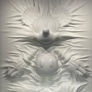 Steven Sun Instagram - 很難想像一個卡通人物能夠擁有這樣龐大的影響力和知名度，米奇的寶箱裡，裝載著多少人的童年，甚至長大成人了我們都還會期待著去他的樂園和複習他的卡通，跟朋友的談話裡偶爾也會出現有關的話題，例如為什麽同樣是狗高飛有穿衣服布魯托卻不會？😂

而且你知道嗎？
1. Mickey 一開始的配音員就是華特迪士尼本人。
2. Mickey 其實比聖誕老人更廣為人知。
3. Mickey 是第一位說話的卡通人物，而他說出的第一句話是「hot dog」
4. 在現實中，Mickey 跟 Minnie 的配音員真的結婚了。
5. Mickey 曾經發過專輯。

#米奇展
#disney