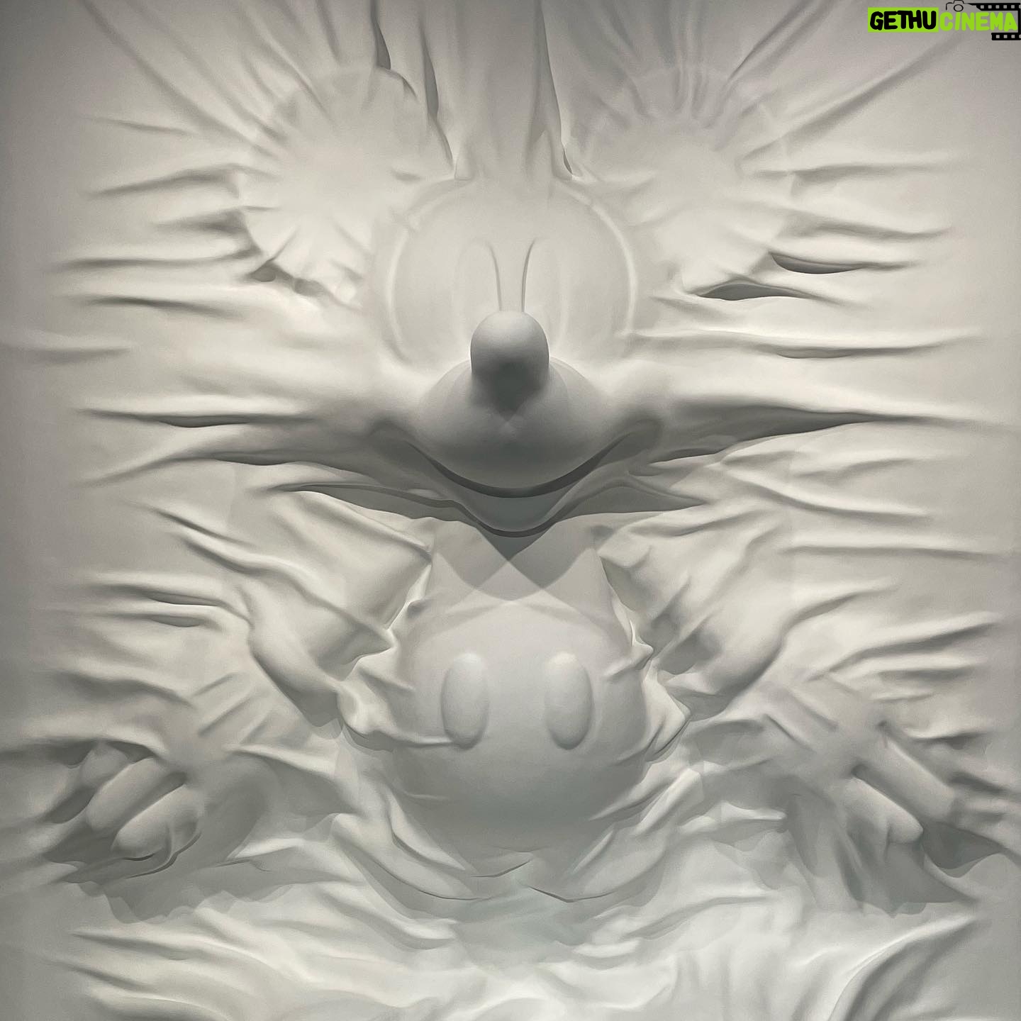 Steven Sun - 1.7K Likes - 很難想像一個卡通人物能夠擁有這樣龐大的影響力和知名度,米奇的寶箱裡,裝載著多少人的童年,甚至長大成人了我們都還會期待著去他的樂園和複習他的卡通,跟朋友的談話裡偶爾也會出現有關的話題,例如為什麽同樣是狗高飛有穿衣服布魯托卻不會?😂
而且你知道嗎?
1. Mickey 一開始的配音員就是華特迪士尼本人。
2. Mickey 其實比聖誕老人更廣為人知。
3. Mickey 是第一位說話的卡通人物,而他說出的第一句話是「hot dog」
4. 在現實中,Mickey 跟 Minnie 的配音員真的結婚了。
5. Mickey 曾經發過專輯。
#米奇展
#disney