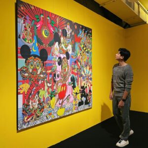 Steven Sun Instagram - 很難想像一個卡通人物能夠擁有這樣龐大的影響力和知名度，米奇的寶箱裡，裝載著多少人的童年，甚至長大成人了我們都還會期待著去他的樂園和複習他的卡通，跟朋友的談話裡偶爾也會出現有關的話題，例如為什麽同樣是狗高飛有穿衣服布魯托卻不會？😂

而且你知道嗎？
1. Mickey 一開始的配音員就是華特迪士尼本人。
2. Mickey 其實比聖誕老人更廣為人知。
3. Mickey 是第一位說話的卡通人物，而他說出的第一句話是「hot dog」
4. 在現實中，Mickey 跟 Minnie 的配音員真的結婚了。
5. Mickey 曾經發過專輯。

#米奇展
#disney