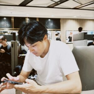 Steven Sun Instagram - 👫
「我明天晚上跟朋友約了一起去吃火鍋喔！」

她看著鏡子裡的他邊卸妝邊說道。

聽到這樣的報備，他心裡莫名不悅，停下了拼到一半的樂高跑車回話。

「妳怎麼現在才說這件事，我以為我們明天晚上會一起吃。」

「我們也是剛剛才約好的，確定了我就馬上告訴你啦！」
她嗅到了他的不開心，但不知道這低氣壓是哪裡冒出來的。

這股不安全感就像壞掉的消防栓一樣，從他心裡噴發湧流而出，更大的問題是，他並不知道要如何處理這樣的情緒與感受。

「妳跟妳朋友約好了，然後跟我說一聲就自己去吃飯，把我丟一旁也沒想說約我一起，是有別的男生要去嗎？」

她覺得他有些不可理喻，但耐心的解釋道，「我跟我姊妹約了一起吃飯，沒有男生，你這樣問是不信任我嗎？」

「我沒有不信任妳，只是覺得妳沒有考慮到我。」

「就一頓飯我到底要考慮什麼？妳是我的寵物嗎？我還得先把你照料好了才能做我自己的事？」

「有需要這樣說話嗎？我就只是覺得很奇怪，為什麼妳的局總是這麼臨時，有沒有男生又不講，想吃火鍋我可以帶妳去吃啊！」

他控制不住自己的控制欲，放肆的發洩著。

「你到底在說什麼啊？這是吃什麼的問題嗎？我每次要跟朋友出去你的反應都是這樣，我真的受不了！」

無奈，除了無奈就是心累，她從沒有想過劈腿，更沒有想過要特別支開他，她不過就是需要一些自己的空間和生活圈罷了。

「受不了就不要啊！自己有什麼問題還不清楚嗎？最後都變成是我的問題，妳就都沒有錯！」

她聽不下去了，妝卸到一半也不管了，抓了外套穿了拖鞋就走出門了，滿肚子的委屈和無奈已經塞滿了她的情緒，對於一再發生的問題她不知道該如何是好。

後來的他們，分手也好，和好也好，重要的是問題必須得到解決，在關係裡，信任到底是什麼形狀的，對於每個人也許都長得不一樣。

可以肯定的是，信任來自於自信，也來自於愛。相反的，沒有了信任代表著自己有著某種程度的自卑，自卑了就會變得愛比較，喪失了判斷的能力。

我們時常會在關係裡面找自己，喜歡透過對方的眼睛看自己是什麼樣子，但我們往往忘記我們本就是獨立的個體，不是應該先把自己調整好，讓自己成為對的人，否則我們要如何要求自己的另一半是我們的對的人？

PS: 對於報備這件事，跟朋友聊到，她說不能說是「報備」而是要學習「分享」，嗯⋯⋯我喜歡這個說法，學習分享彼此的生活，這是一種經營關係的方式，也是給予安全感的方式，你們覺得呢？