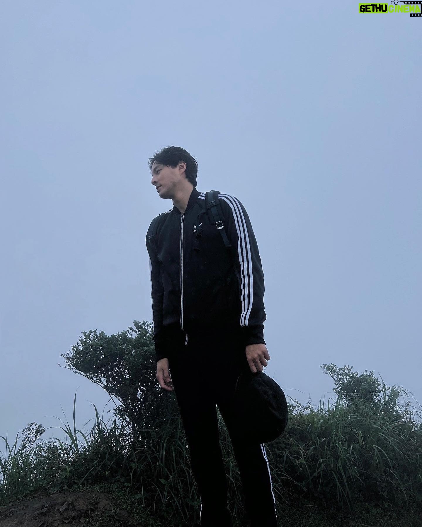 Steven Sun - 748 Likes - ⛰️
說要看山頂的風景⋯
風景呢?風景呢?
雨濛濛沒有情深深啊⋯⋯
有帶肥皂就可以在山上洗澡了