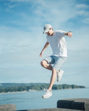 Steven Sun Instagram - 🏖️
難得一大早來到海邊
想著躲過夏天熱烈的太陽離開庸碌的城市換個心情
走到沙灘感受腳下許久沒有感受過柔軟的步伐
貌似不那麼踏實，卻又很是愉悅
一直以為這一大早的時間只有我一個人
抬頭一看卻看到一位穿著吊嘎短褲的年輕人
他在清理沙灘上的垃圾
我站在遠處觀望他，心裡有些複雜
我是來散心的，而他是來拯救世界的
這時的我感到有些渺小，發現自己對這個世界似乎有所保留
他做的未必會被世界注意到
但什麼都不做才是真正的消耗者
謝謝你，讓我知道我可以做得更多
但也要記得擦防曬，你有點曬得太黑了

@peter.design 感謝攝影