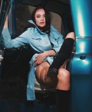 Stevie Lynn Jones Instagram - This year is all about work…and werk. 🎬💁🏻‍♀️

📸: @dimitryloiseau