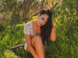 Stevie Lynn Jones Instagram - My allergies are flaring just LOOKING at this picture. 🌿🍃🌱🌾