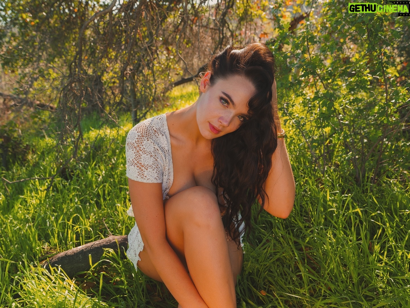 Stevie Lynn Jones - 1K Likes - My allergies are flaring just LOOKING at this picture. 🌿🍃🌱🌾