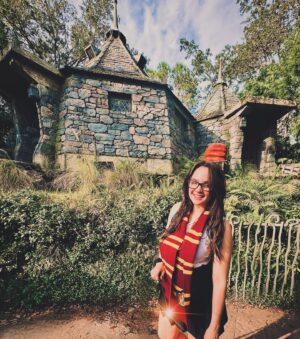 Stevie Lynn Jones Instagram - I’m thankful I get to have dinner at Hagrid’s Hut! 😉🎃🦃🧡 #thanksgiving #always