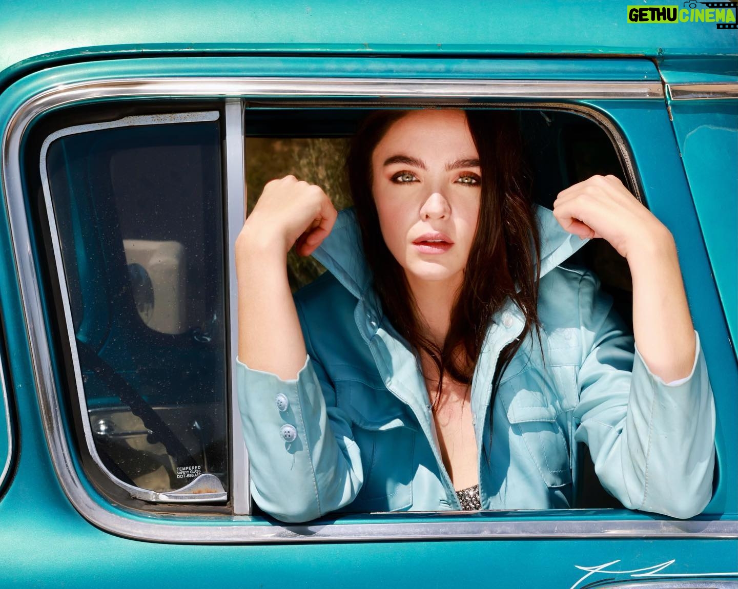 Stevie Lynn Jones - 762 Likes - If you can’t tell or didn’t know blue is my favorite color 💙
📸 : @dimitryl