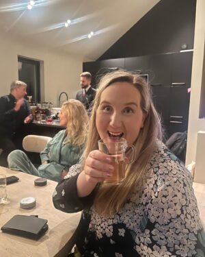 Stian Blipp Instagram - Nyttårs-appreciation post 2/2⁣
⁣
Et år som i beste fall skulle bli et hvile-år. Et år som ikke hadde oddsen med seg. Men, schteike for et år det ble! Solveig Kloppen sendte en SMS med «Bli med på Alle mot Alle da!». Det ble sparket i rumpen for å kaste meg på hesten igjen. Det ble startskuddet for et år med fantastiske nye bekjentskaper, opplevelser med familien og det gøyeste jeg har hatt det på jobb på så lenge jeg husker. Takk til alle som har vært med på å bygge meg opp igjen, de fleste av dere vet det ikke. Hvilken støtte og betydning dere har hatt uten å tenke over det. Familien og jeg er veldig takknemlig. Skål for nytt år, folkens!