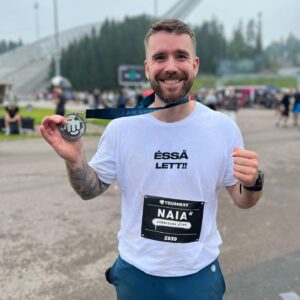 Stian Blipp Instagram - ESSÅ LETT!! For ganske nøyaktig et år siden så lå jeg i en sykebil. Dagen etterpå klarte jeg så vidt å gå et trappetrinn. Det har vært det tøffeste året i mitt liv. Sammen med mine beste venner så løp vi i dag Toughest! 8km - 40 hinder og avslutning opp unnarennet i Holmenkollen.  Jeg er ikke 100% tilbake, men fy faen så stolt jeg er i dag. ❤️ Ring en tjommi i dag. Tjommier får deg opp de bratteste forbanna bakkene.