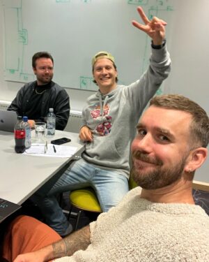 Stian Blipp Instagram - Nyttårs-appreciation post 2/2⁣
⁣
Et år som i beste fall skulle bli et hvile-år. Et år som ikke hadde oddsen med seg. Men, schteike for et år det ble! Solveig Kloppen sendte en SMS med «Bli med på Alle mot Alle da!». Det ble sparket i rumpen for å kaste meg på hesten igjen. Det ble startskuddet for et år med fantastiske nye bekjentskaper, opplevelser med familien og det gøyeste jeg har hatt det på jobb på så lenge jeg husker. Takk til alle som har vært med på å bygge meg opp igjen, de fleste av dere vet det ikke. Hvilken støtte og betydning dere har hatt uten å tenke over det. Familien og jeg er veldig takknemlig. Skål for nytt år, folkens!